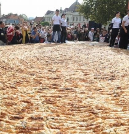 Tuzlaci za Guinnessov rekord napravili najveći burek i porciju ćevapa