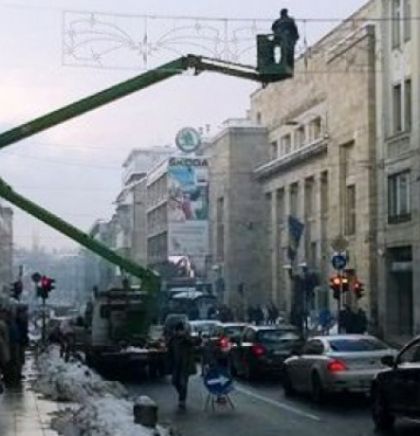 Novogodišnja dekoracija sarajevskih ulica od sinoć u funkciji