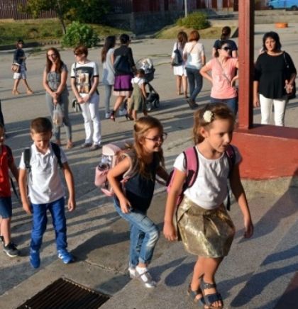 Osnovci na Trebeviću sade '1601 cvijet'
