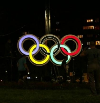 Svijetleći olimpijski krugovi postavljeni na ulazu u Sarajevo