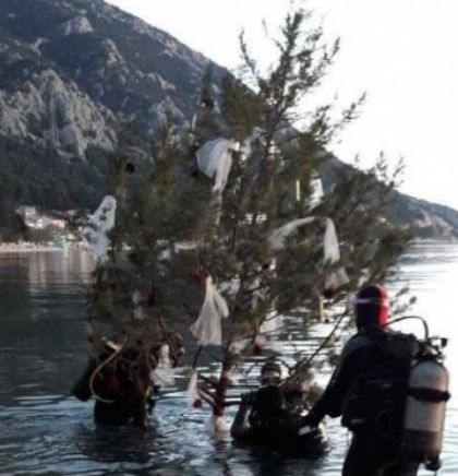 Hercegovački ronioci pod more postavili božićno drvce