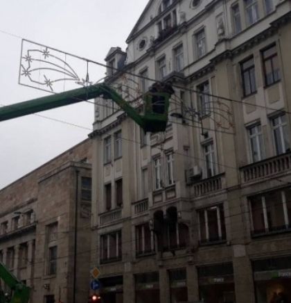 Počelo novogodi&scaron;nje dekorisanje većih sarajevskih ulica