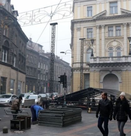 Pripreme za doček Nove godine - Počelo postavljanje bine ispred 'Vječne vatre'