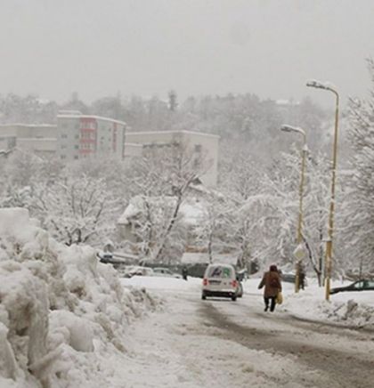 U BiH saobraćaj usporen zbog snijega, kolovozi zaleđeni i klizavi