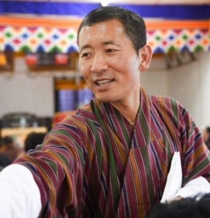  Butanski premijer zamolio sve građane da usvoje psa lutalicu ili posade drvo za kraljev rođendan