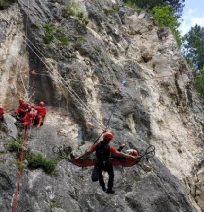 Članovi GSS izveli na Ozrenu i &Scaron;picastoj stijeni vježbu stijenskog spa&scaron;avanja