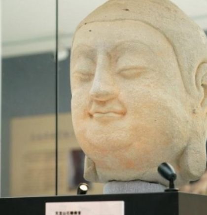 Kamena skulptura Bude na izložbi u Pekingu