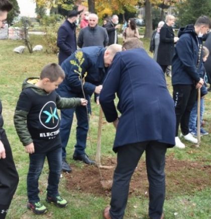 Osnovci i srednjoškolci u ZDK-u počeli sadnju 8.372 stabla u dvorištima škola