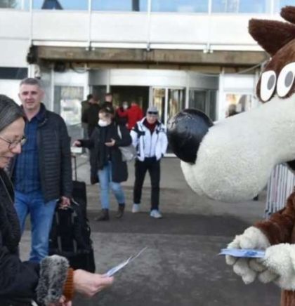 Vučko priredio nesvakidašnji doček za turiste i putnike na sarajevskom aerodromu