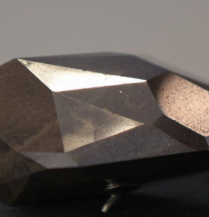 Najveći crni brušeni dijamant Enigma prodat na aukciji u Londonu za 3.8 miliona eura
