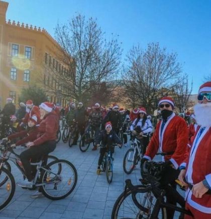 Tradicionalna biciklijada 'Djeda Mrazova' ulicama Mostara