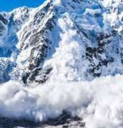 Trojica nepalskih šerpasa nestali pod lavinom na Mount Everestu