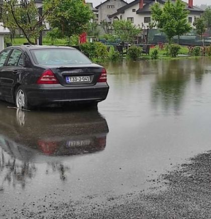 I dalje obustavljen saobraćaj na MP Bihać-Srbljani u Kostelima zbog izlijevanja vode na kolovoz