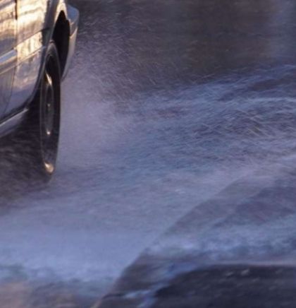 Obustavljen saobraćaj na širem području Kulen Vakufa zbog izlijevanja vode na kolovoz