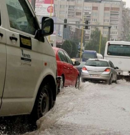 Otežan saobraćaj zbog jake kiše, oprez zbog odrona