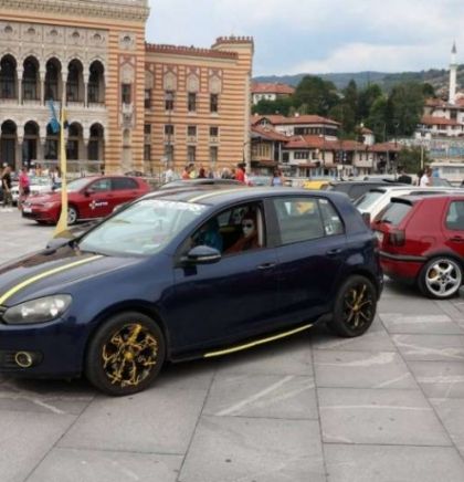 Građani i gosti Sarajeva uživaju u izložbi automobila 'Golf Fest 2023'