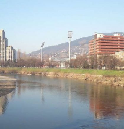 U zapadnoj Bosni i na sjeveru Hercegovine oblačno, u ostatku zemlje pretežno vedro