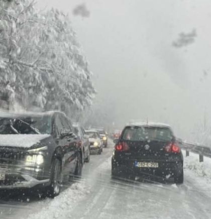 Usporen saobraćaj preko planinskih prevoja zbog snijega