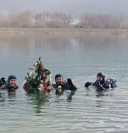 Ronioci potopili okićeni bor u Mostarsko jezero, svijetlio i pod vodom