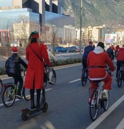 Tradicionalna biciklijada Djeda Mrazova ulicama Mostara