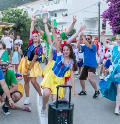 Održan prvi Međunarodni ljetni turistički karneval u Neumu