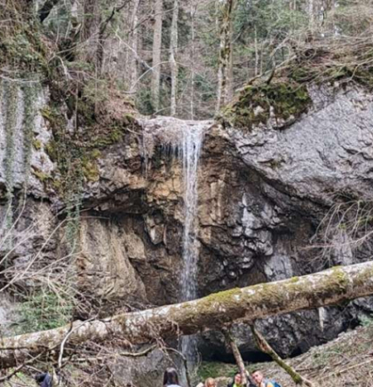 Atrakcija u srcu Grmeča opkoljena oborenim stablima, turisti uprkos svemu dolaze na Skakavac