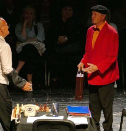 'Idiot' na Festivalu glumca BiH: Satira o birokraciji nasmijala Konjičane