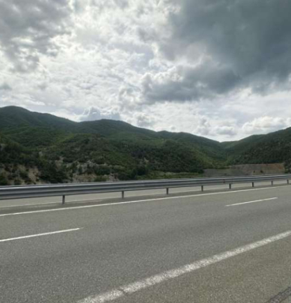 Na bh. cestama saobraćanje po mjestimično vlažnom i klizavom kolovozu