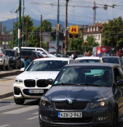Na pojedinim dionicama sanacioni radovi i usporeno saobraćanje, kratkotrajna zadržavanja na GP