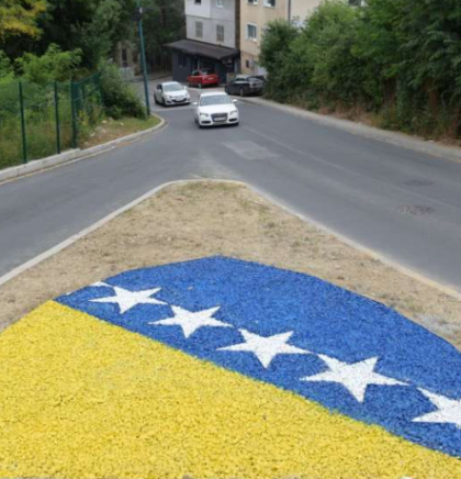 Grb Bosne i Hercegovine krasi ulaz u naselja Kromolj i Slatina
