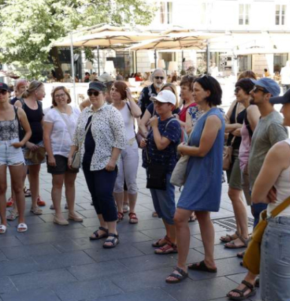 Turisti obilaze znamenitosti Sarajeva i po vrućini (FOTO)