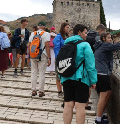 Mostar dočekao osvježenje, turisti unatoč ki&scaron;i &scaron;etaju gradom