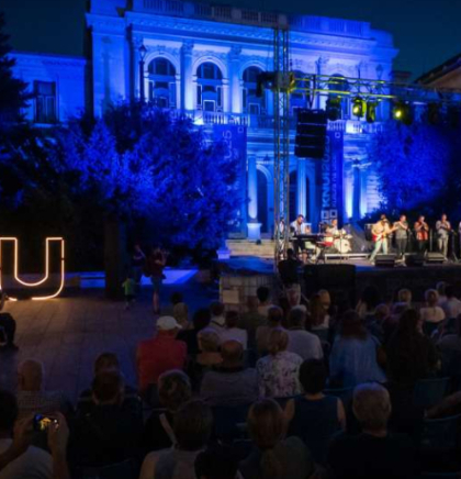 Na Trgu Susan Sontag publika uživala u jazz koncertu banda 'The Groove Society', Helem Nejse i Zhivu