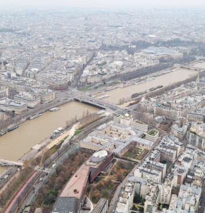 Louvre zatvoren za posjetioce, policija traga za počiniocima