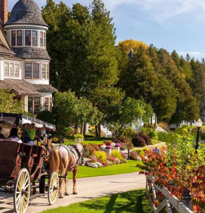 Na američkom otoku Mackinac nema automobila, živi isti broj ljudi i konja