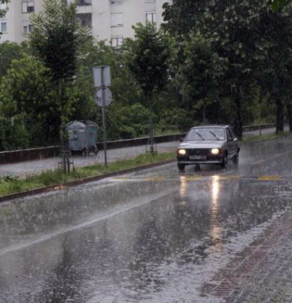 Mokar i mjestimično klizav kolovoz