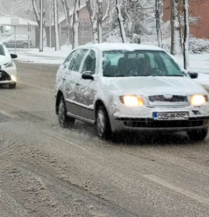 Snijeg na kolovozu na pravcu Glamoč-Mlini&scaron;te,na GP Gradina i Gradi&scaron;ka kolone vozila na ulazu u BiH