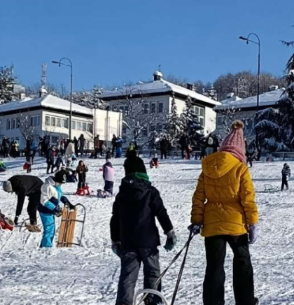Brojni mali&scaron;ani uživaju u sankanju i igri na snijegu u sarajevskom naselju Mojmilo