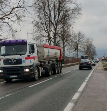 Uvjeti za vožnju povoljni, promet vozila pojačan, oprez zbog odrona