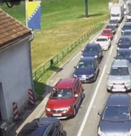 Na graničnim prelazima duge kolone vozila na izlazu iz BiH