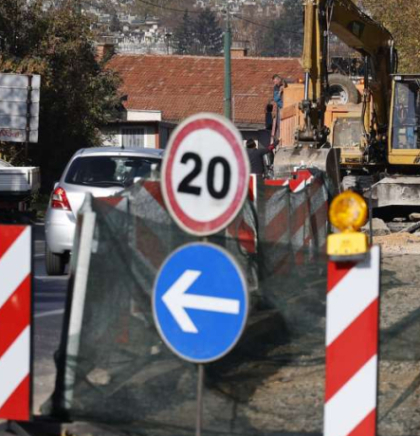 Na pojedinim putnim dionicama postavljena privremena saobraćajna signalizacija zbog radova