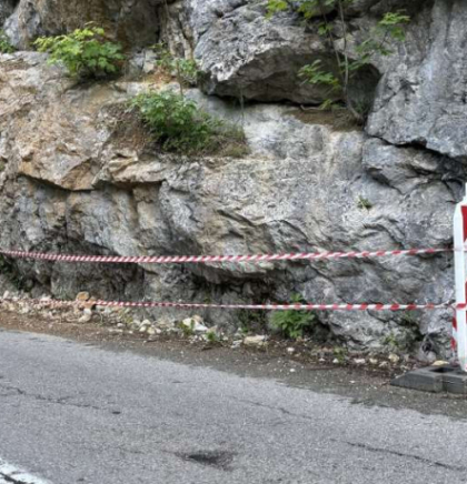 Povećana opasnost od odrona, zbog klizi&scaron;ta obustavljen saobraćaj na cesti Zvornik-Priboj