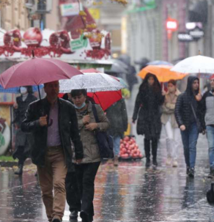 Oblačno s ki&scaron;om, na planinama snijeg, dnevna temperatura od 10 do 15, na jugu do 18 stepeni