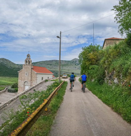 BICIKLISTIČKI VREMEPLOV KROZ POPOVO POLJE: Ćiro biciklijada od Hutova do Ravnog u spomen na Nik&scaron;u Vuletića