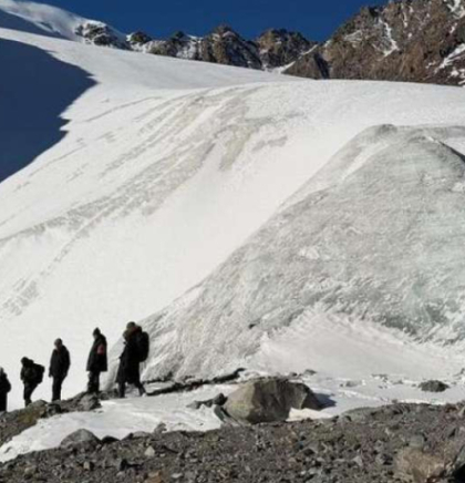 Rekordnih 274 planinara osvojilo Mount Everest u jednom danu