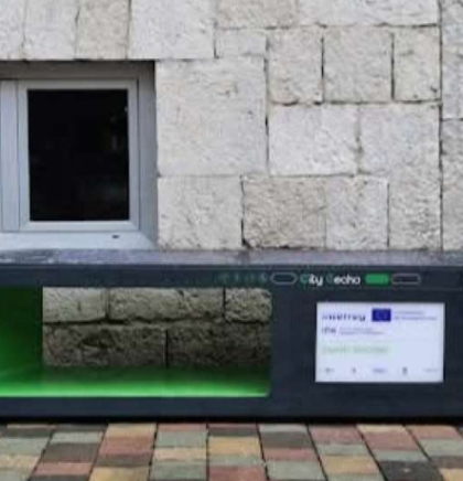 U centru Bihaća postavljena pametna solarna klupa