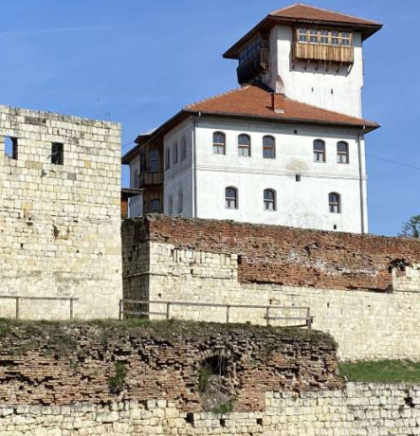 Američka ambasada podržala obnovu fasade Kule Zmaja od Bosne u Gradačcu sa 218.000 dolara