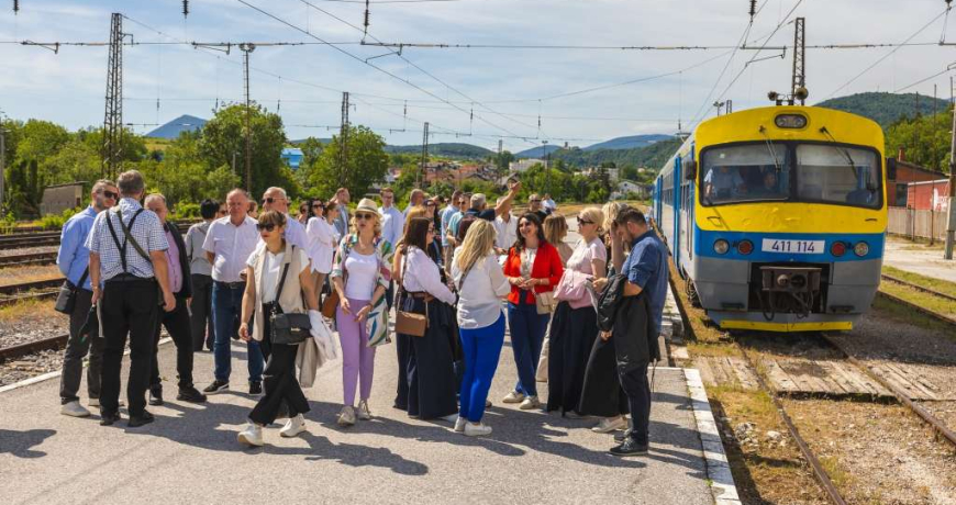 Turistički voz ponovo na Unskoj pruzi, od vikenda redovne vožnje između Bihaća i Bosanske Krupe