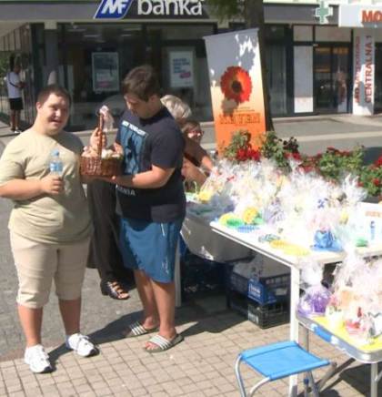 Rukotvorine s posebnom pričom na Malom gradskom trgu u Prijedoru